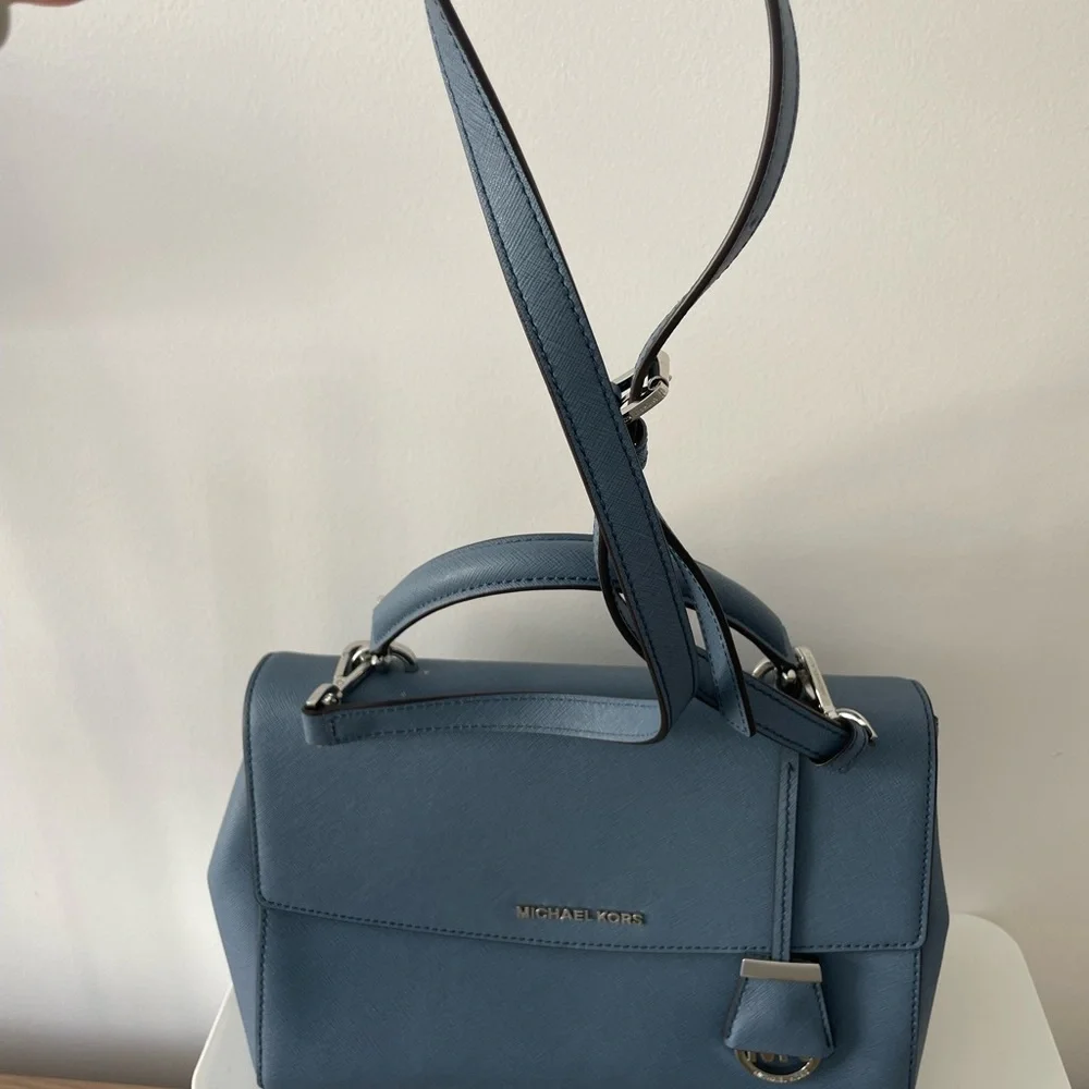 Michael Kors Medium Blue Bag - Picture 3 of 5